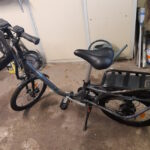 Vélo électrique pliable dans un garage.
