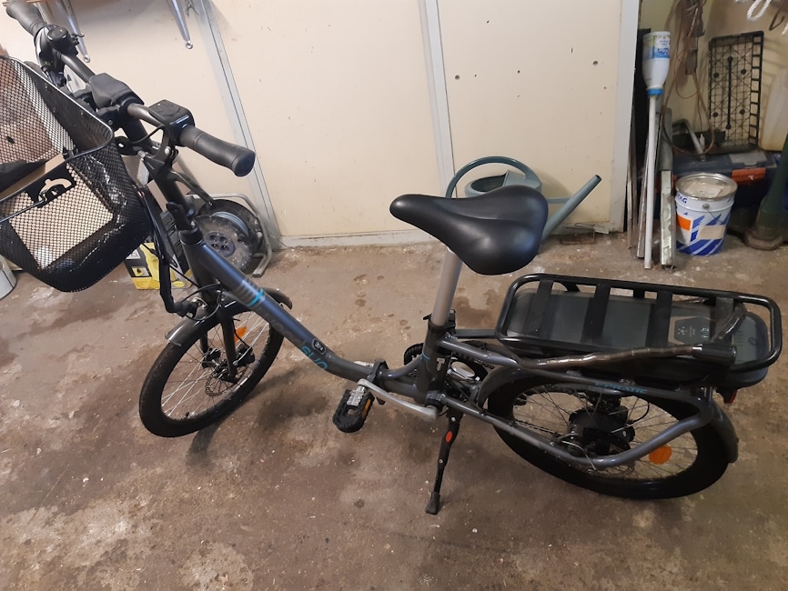 Vélo électrique pliable dans un garage.