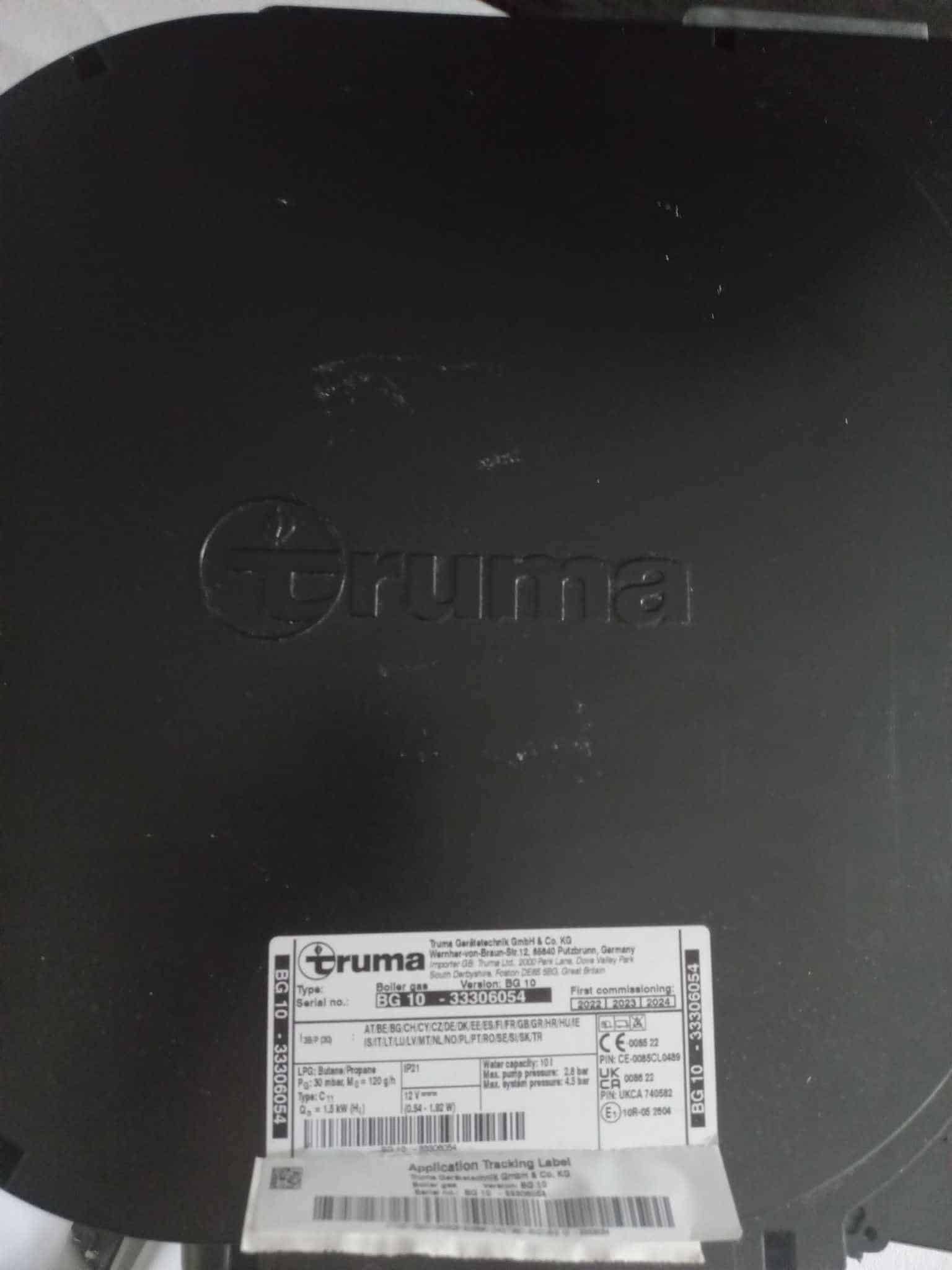 Étiquette produit sur chauffe-eau noir Truma.