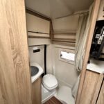 Intérieur compact de salle de bain de camping-car