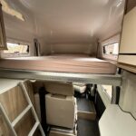 Intérieur cosy de camping-car avec lit suspendu