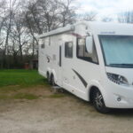 Camping-car blanc stationné en extérieur