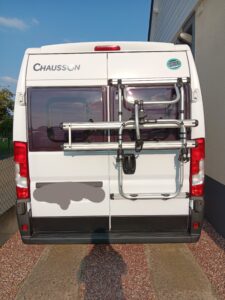 Camping-car blanc Chausson avec porte-vélos Thule