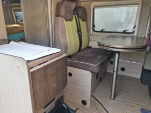 Intérieur de camping-car moderne avec sièges et table